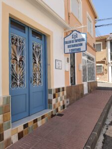 Tapiceria, Restauración y Cortinas Puerta Azul